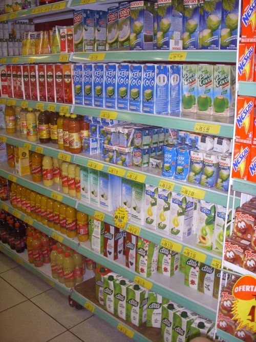 ジュース売り場に並ぶ緑茶ドリンク（下の三段）