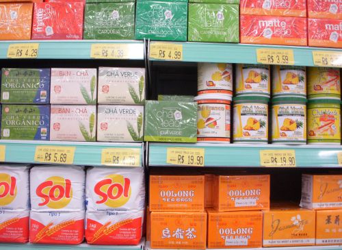 砂糖のない緑茶ティーパックやフルーツ入りの乾燥緑茶（中央の段）