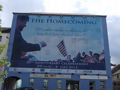 ニューロスの町には、J.F.ケネディの来愛50周年を祝う大看板まであります。