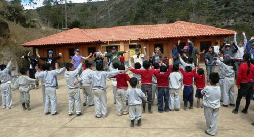 地元の子どもたちともふれあい
