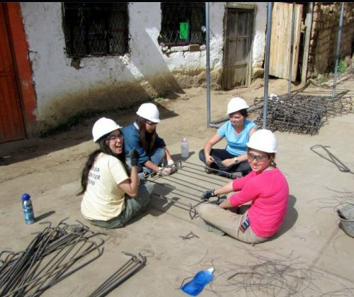 建物の基礎作りのお手伝いだとか