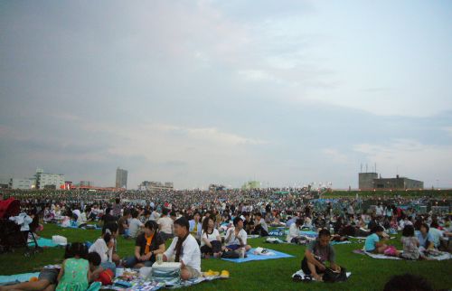 こんなかんじでたくさんの人が見に来ています。