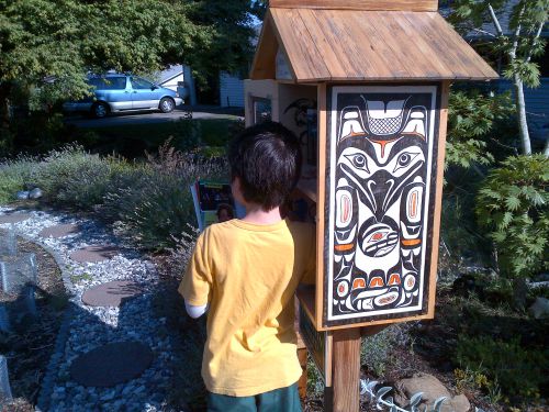 制作はご主人、アートは奥様が担当した図書箱。ノースウエストのネイティブ・アメリカンアートから気に入ったものを写し取り、描いたそうです