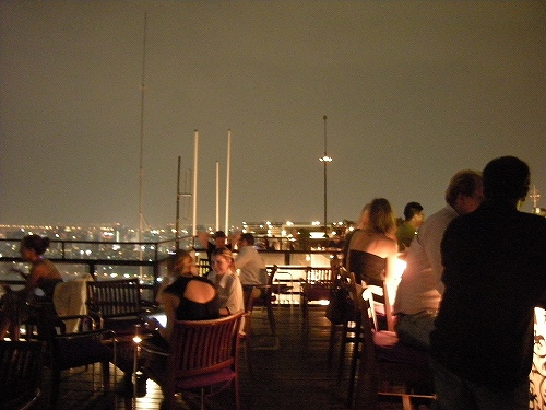 今年こそルーフトップバーで花火見物