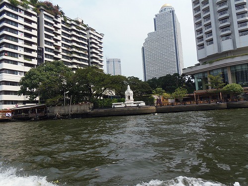 夜のチャオプラヤーは花火大会にうってつけ