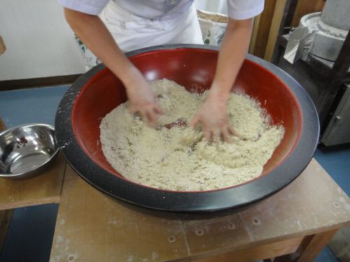 まず粉と水を混ぜ合わせる　粉はそば粉７：小麦粉3