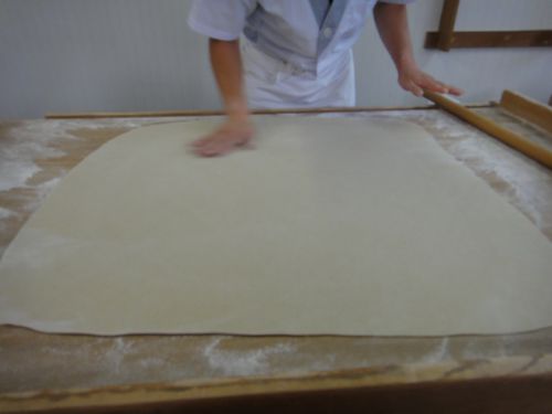 四角く広がったら打粉をして折りたたんでいく