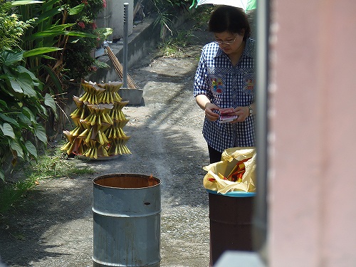 あれ、ドラム缶で何か燃やしてる？