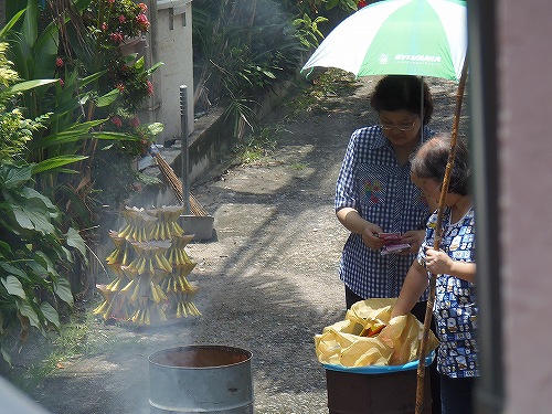 袋いっぱいの紙銭です　ご先祖様の「命日」かな