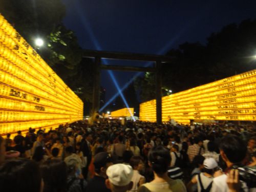 たくさんの提灯とたくさんの人