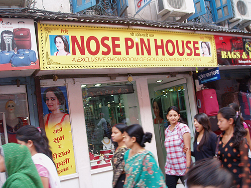 「ノーズ ピン ハウス」ゴールドとダイヤモンドのフリ？！