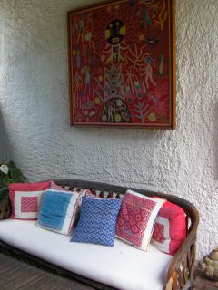 これでも地味で落ち着いた感じ、のポーチ