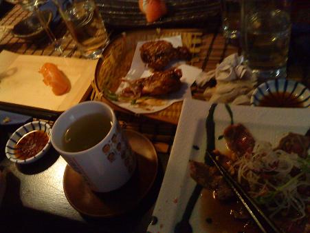 日本の居酒屋を再現した造り、私達8人は掘りごたつの席に座りました。煎茶の湯のみには、歴代日本の内閣総理大臣の似顔絵が書かれています。