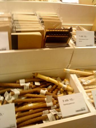 北欧らしい木目調の文房具も人気があります。どの商品も10〜30クローナ（1クローナ約15円）とお手頃です。