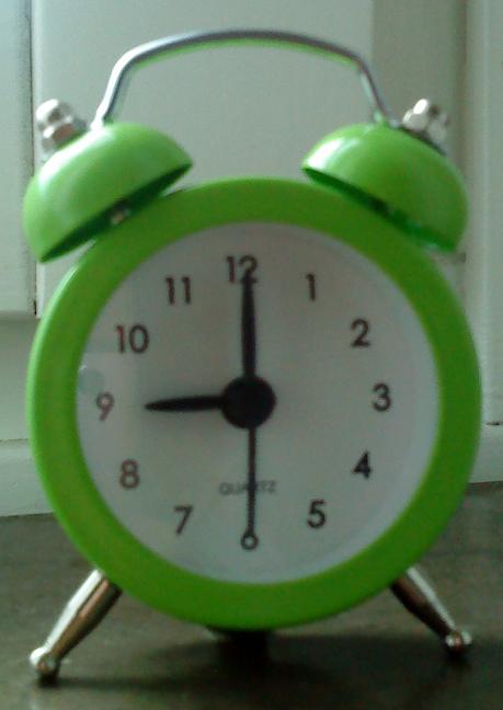 小型の目覚まし時計、ボタン電池込で20クローナ。この商品はかなりのロングセラーです。