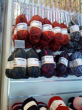 これからの季節に合わせて、編み物用品も揃っています。お手頃価格で購入できるので、初心者が趣味で始めるきっかけには良いと思います。