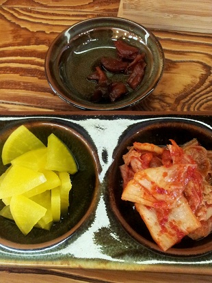 「日本食」であるラーメン店に欠かせない付け合せおかずのたくあんとキムチ