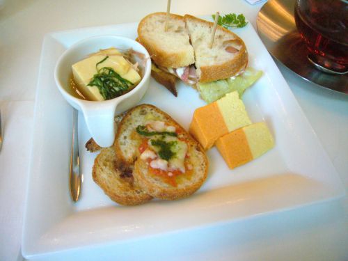 サンドイッチなども運んできてくれます。