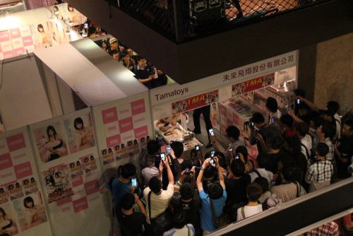 TMAのブースを囲み、中にいるさとう遥希と篠宮ゆりの撮影をする来場者