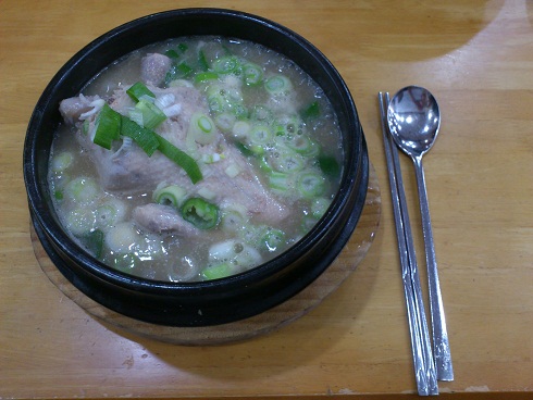 考えてみると、洋食レストランでもナイフフォークは縦向きですね