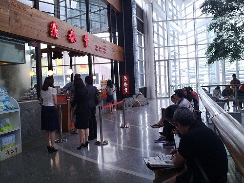 ベンチに座る人たちはみな順番待ち