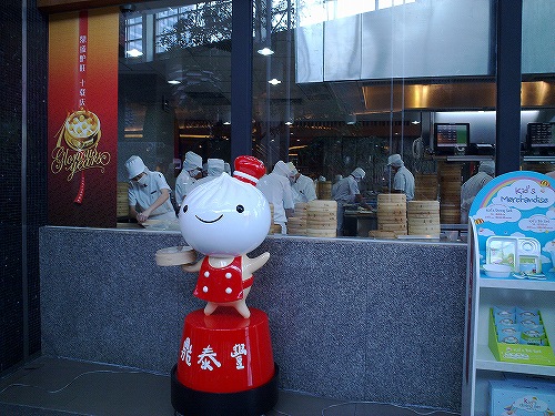 小龍包を作る様子が見えるようにガラス張りのサービス