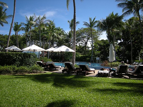 ホテルのプールも人が少ないと過ごしやすいですね