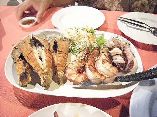 ホアヒンの人気シーフードプレート。でもイカのお味は…