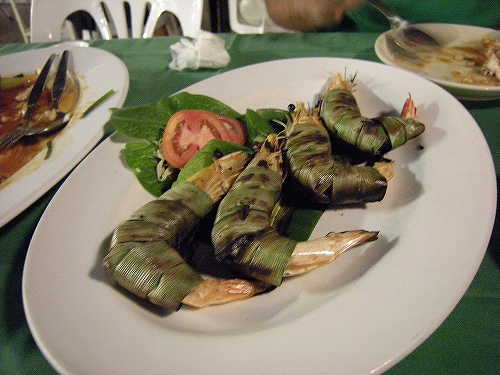 パンダンリーフでおめかしした地元産のエビ