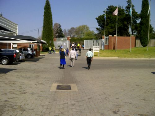 避難中の様子。ゆっくり歩いて外に出る・・