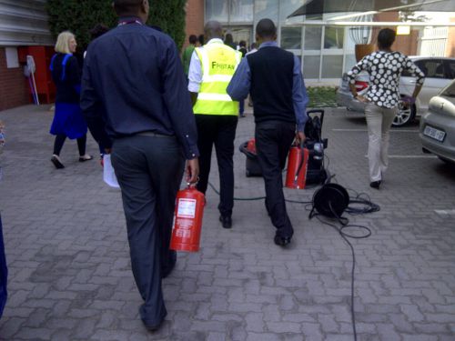 一応、形だけでも消火器が登場し、消火器担当者が持って歩いていました。