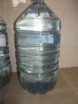 これが雨水。清潔さは一目瞭然です…よね？