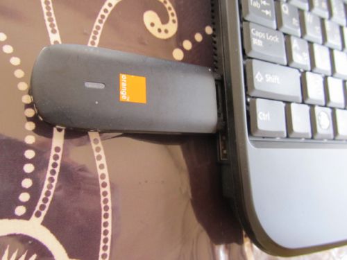 USBジャックに挿してインストールすれば簡単に使えます。