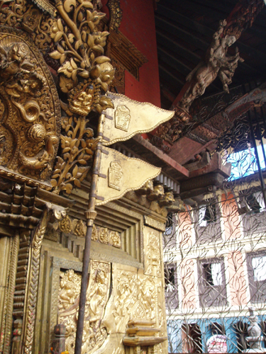 仏教的な柄ですね。