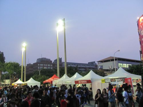 会場の外では多くの人が集まりました