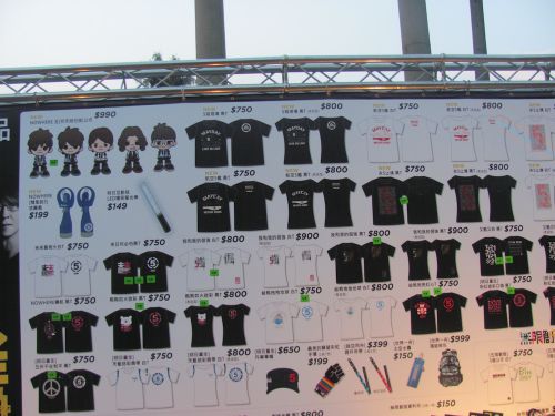 Tシャツなど、人気が高いグッズは売り切れ続出