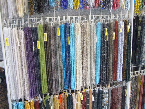 天然石のビーズがずらり。