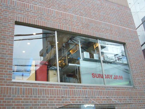 建物の２階にあります。