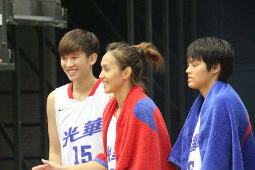 陽詩慧（写真中央）はベンチに戻ってからは、佛光大學（フォーグワンダーシュエ）の後輩2人と応援