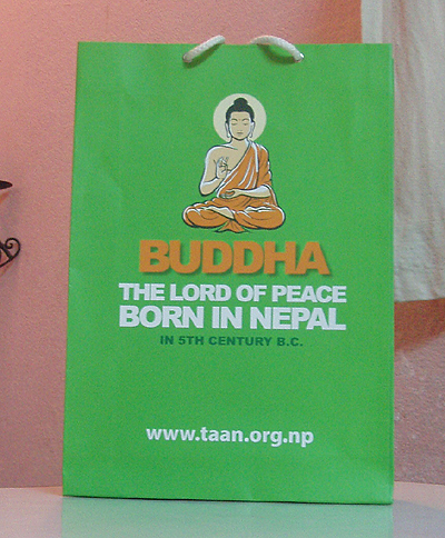 こんな紙袋を作成してまで主張。