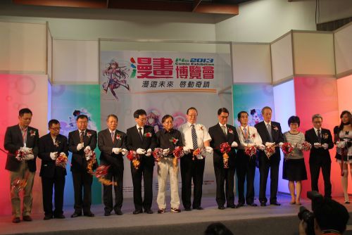 出版社、行政などのトップがテープカットを行ないました