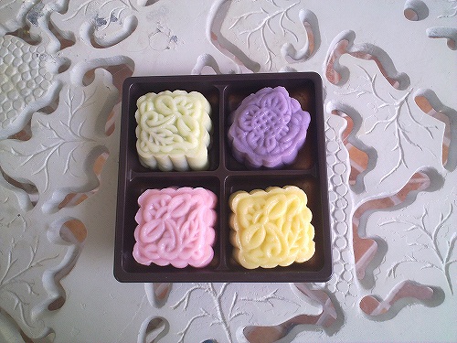 キレイな4色の月餅　直径4センチ程度の小ぶりなものです