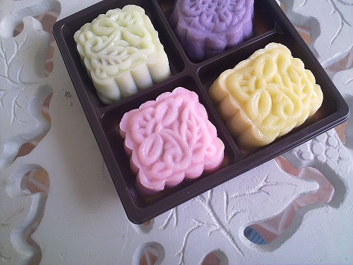 表面には美しい型押し模様が入っています