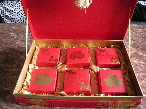 こちらは本場中国のもの　豪華で派手なのがモットー？