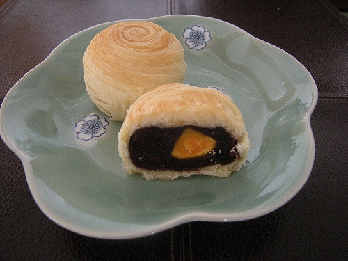 大振りでこし餡たっぷり　中央には塩漬けの卵黄が定番