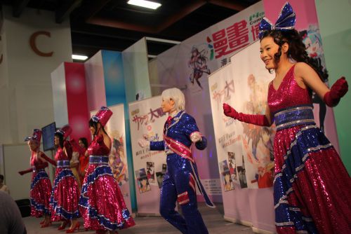 コスプレしたファンもステージでダンスを披露