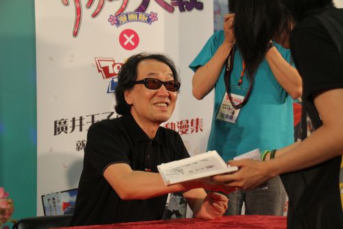 サイン会では笑顔で握手も