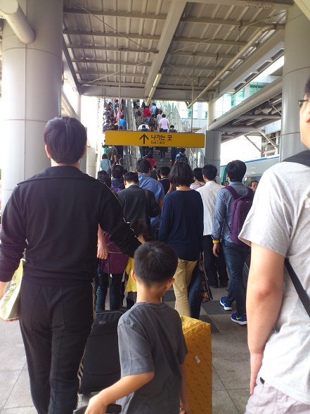 秋夕前日、故郷に向かう人々