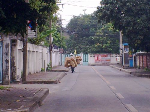 こちらは歩きながら手編みのカゴを売っています
