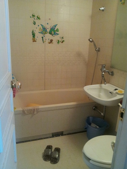 韓国人家庭のお風呂＆トイレ、床が塗れている濡れているためビニールサンダル必須